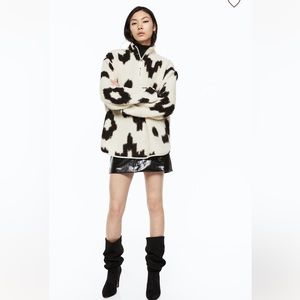 H&M Zip-top teddy top. Cream/patterned. Size M. Never worn. NWT. Super trendy